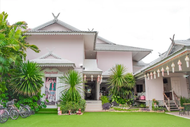 อาคารและสนามด้านหน้าโรงแรมเวียงภูมินทร์ — Wiang Phumin Hotel exterior