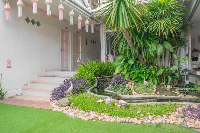 Hotel entrance and garden — Wiang Phumin Hotel