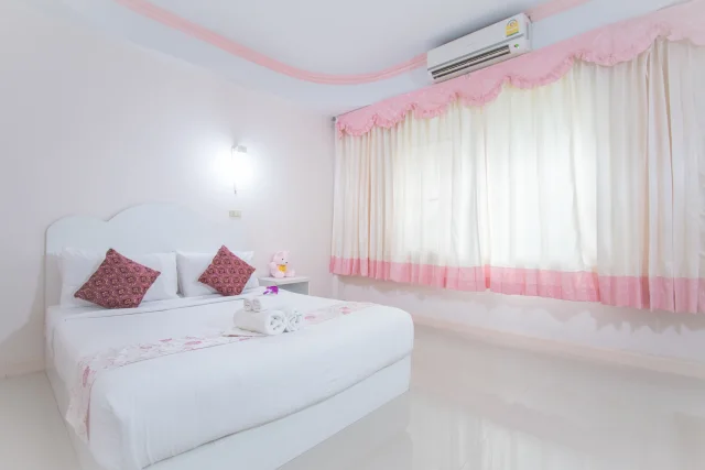 Double room and window — Wiang Phumin Hotel